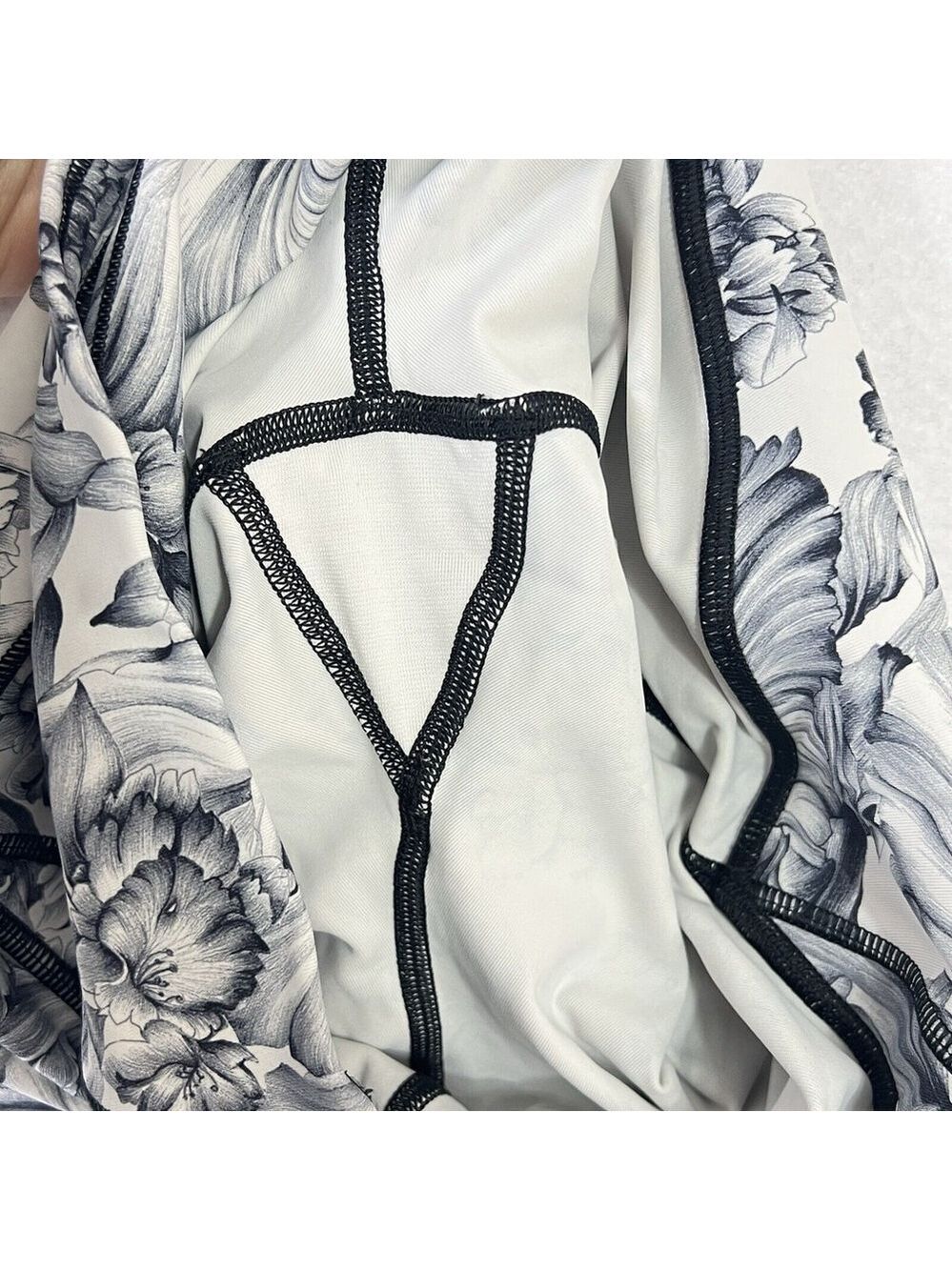 Lululemon Leggings Sz 6 Train Times 7/8 Pant Light Garden White Black Floral - Picture 6 of 13